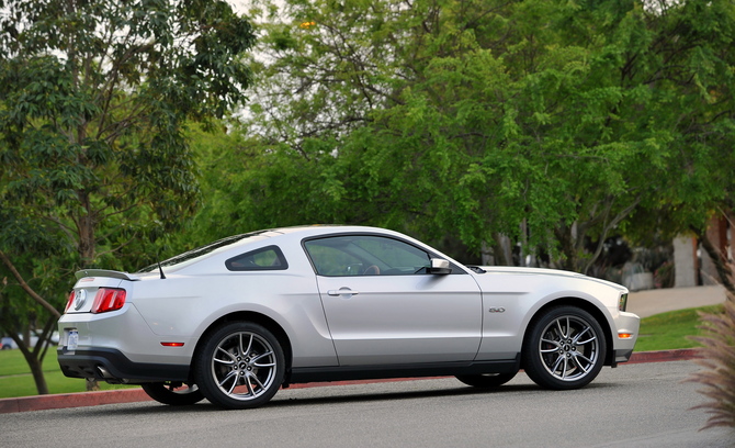 Ford Mustang GT AT Ford Mustang GT AT