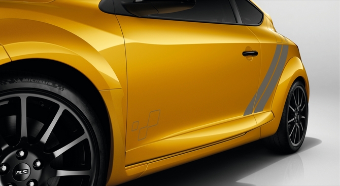 The Mégane R.S. 275 Trophy received other performance improvements including Öhlins springs and adjustable dampers and Michelin performance tires. The Mégane R.S. 275 Trophy received other performance improvements including Öhlins springs and adjustable dampers and Michelin performance tires.