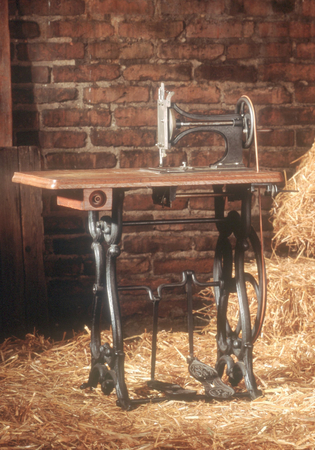 Adam Opels erste handgefertigte Nähmaschine (1862). Adam Opels erste handgefertigte Nähmaschine (1862).