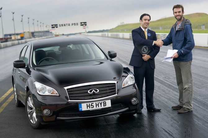 Infiniti M35h dans le Guinness comme la Full hybride pourvue des meilleures accélérations du monde Infiniti M35h dans le Guinness comme la Full hybride pourvue des meilleures accélérations du monde