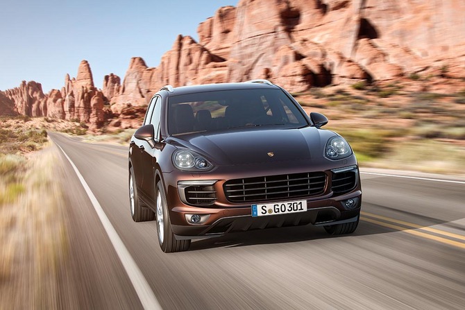 Inside Porsche focused on improving the area of the driver with the introduction of a new multifunction steering wheel Inside Porsche focused on improving the area of the driver with the introduction of a new multifunction steering wheel