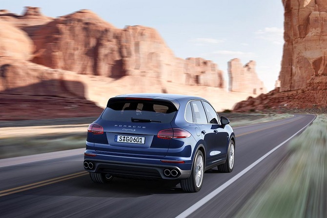 Le Cayenne S E-Hybrid sera proposé à 84 038 euros, soit presque au même prix qu’un Cayenne S Diesel. Le Cayenne S E-Hybrid sera proposé à 84 038 euros, soit presque au même prix qu’un Cayenne S Diesel.