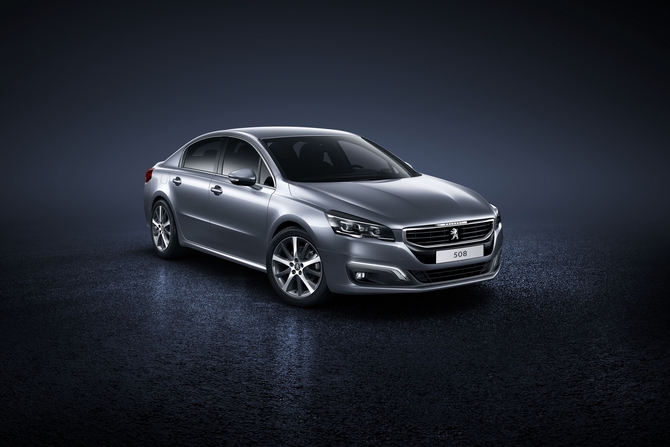 As variantes sedan e RXH estão ainda disponíveis com uma opção híbrida a diesel As variantes sedan e RXH estão ainda disponíveis com uma opção híbrida a diesel