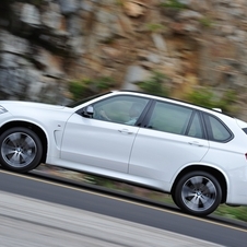 The X5 M50d uses a 3.0-liter six-cylinder diesel engine with three turbos