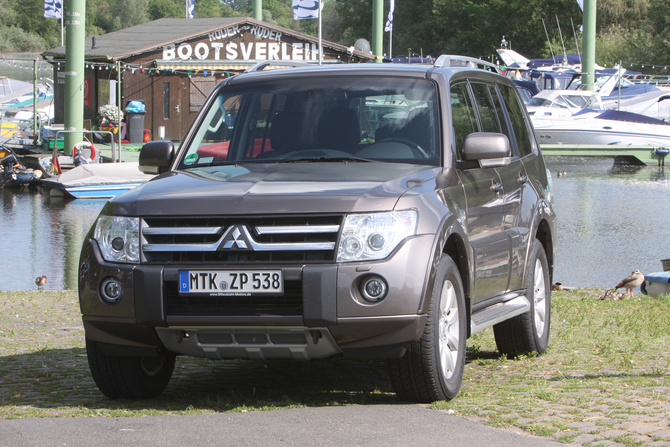 http://www.autoviva.com/img/photos/299/mitsubishi_pajero_gen_4_img_58299.jpg