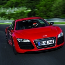 O R8 e-tron está equipado com dois motores elétricos que geram uma potência de 380cv e 820Nm de binário.