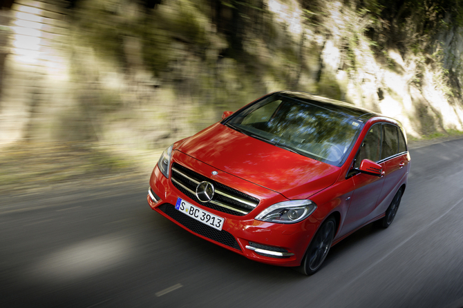 Mercedes-Benz B 220 CDI BlueEFFICIENCY Automatic Mercedes-Benz B 220 CDI BlueEFFICIENCY Automatic