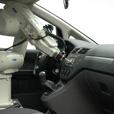 O robot avalia cada aspeto do interior do carro incluindo puxadores, botões e o tecido O robot avalia cada aspeto do interior do carro incluindo puxadores, botões e o tecido