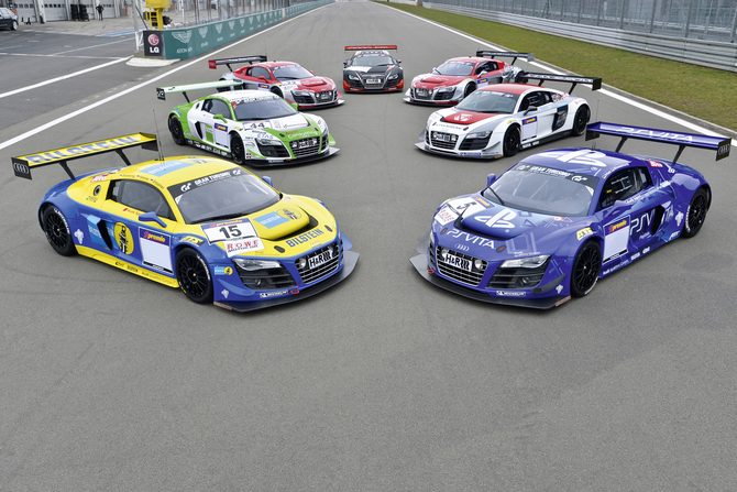 Alle 7 R8 LMS Ultras posieren zusammen vor dem Rennen. Alle 7 R8 LMS Ultras posieren zusammen vor dem Rennen.
