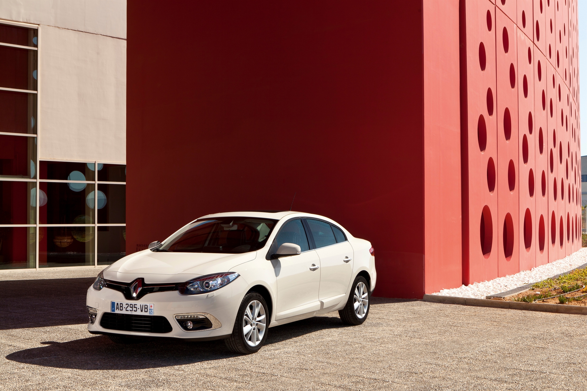 New Renault Fluence And Symbol Arriving At Istanbul Motor Show Slideshow Autoviva Com