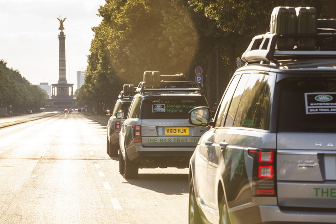 Os veículos estão a ser conduzidos por engenheiros da Land Rover Os veículos estão a ser conduzidos por engenheiros da Land Rover