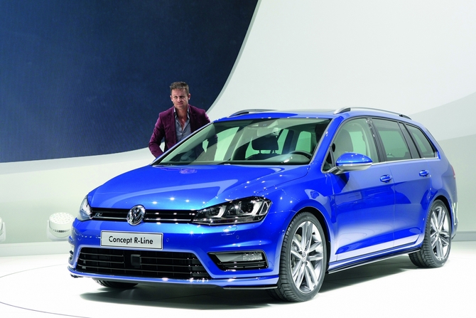 A l’extérieur, la Golf SW Concept R-Line présente une face avant customisée... A l’extérieur, la Golf SW Concept R-Line présente une face avant customisée...