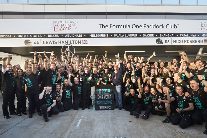 Mercedes celebrates the world title secured in Sochi Mercedes celebrates the world title secured in Sochi