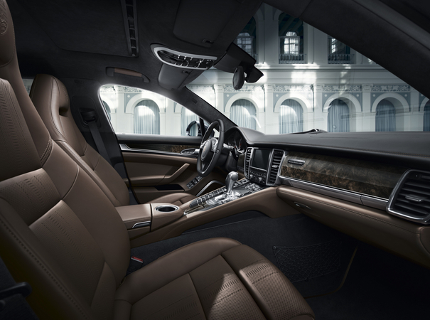 No interior a nova edição especial da Porsche recebe bancos estofados em pele castanha da empresa italiana Poltrona Frau No interior a nova edição especial da Porsche recebe bancos estofados em pele castanha da empresa italiana Poltrona Frau