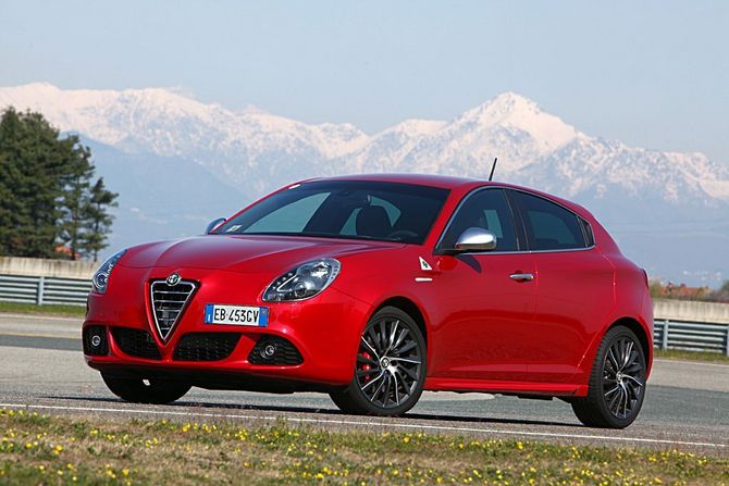 Alfa Romeo Giulietta 1750 TBi 235cv Quadrifoglio Verde share tell a friend