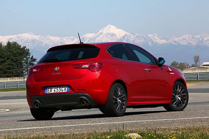 Alfa Romeo Giulietta 1750 TBi 235cv Quadrifoglio Verde share tell a friend