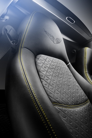 Sellerie cuir noir et anthracite avec surpiqûres jaunes Sellerie cuir noir et anthracite avec surpiqûres jaunes