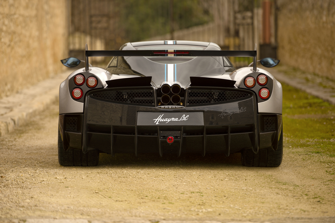 Thanks to this mechanical construction, the Huayra BC should be able to reach 100km/h in less than 3.2 seconds and reach a top speed above the 370km/h Thanks to this mechanical construction, the Huayra BC should be able to reach 100km/h in less than 3.2 seconds and reach a top speed above the 370km/h