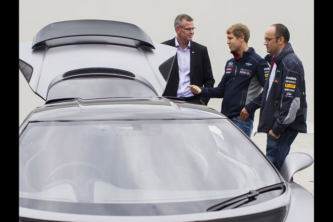 Vettel tem estado a colaborar com a Infiniti no desenvolvimento dos seus carros no último ano Vettel tem estado a colaborar com a Infiniti no desenvolvimento dos seus carros no último ano