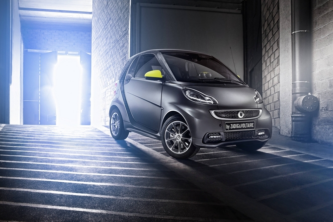 En complément de la ligne passion, la smart by ZADIG&VOLTAIRE reçoit de série un très riche équipement de confort. En complément de la ligne passion, la smart by ZADIG&VOLTAIRE reçoit de série un très riche équipement de confort.