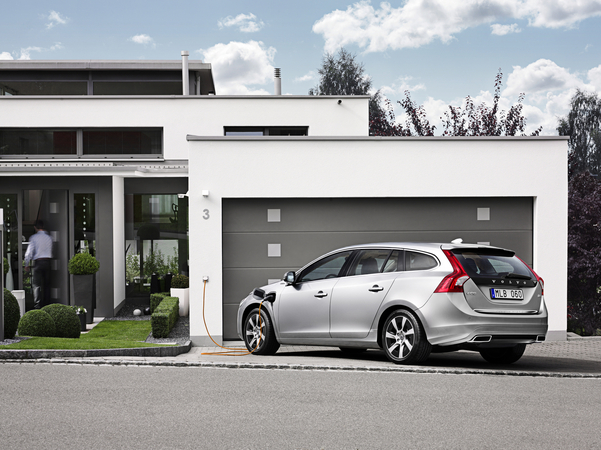 Volvo Presents an Unboxing of the V60 Plug-in Hybrid Volvo Presents an Unboxing of the V60 Plug-in Hybrid