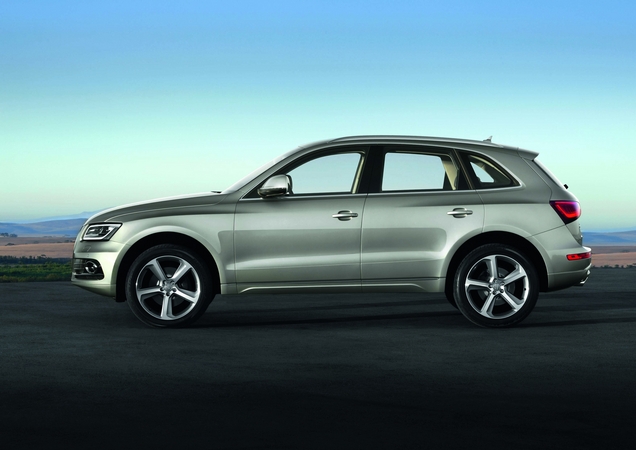 From the side, the new Q5 is basically identical From the side, the new Q5 is basically identical