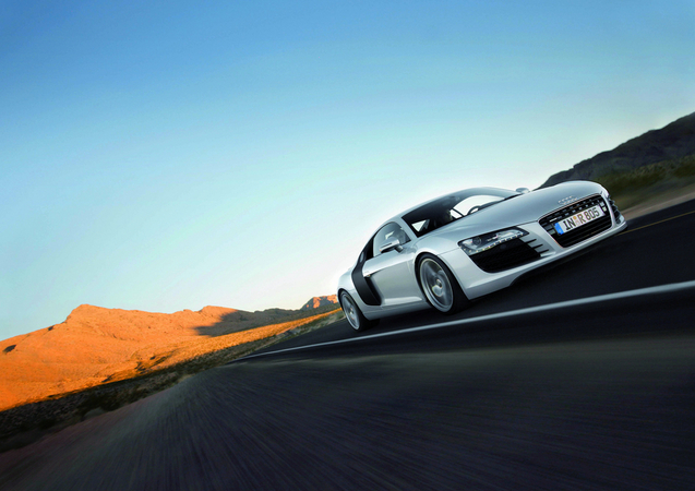 Quando foi lançado o R8 era mais rápido que o 911 graças aos 420cv do motor V8 e soava melhor Quando foi lançado o R8 era mais rápido que o 911 graças aos 420cv do motor V8 e soava melhor