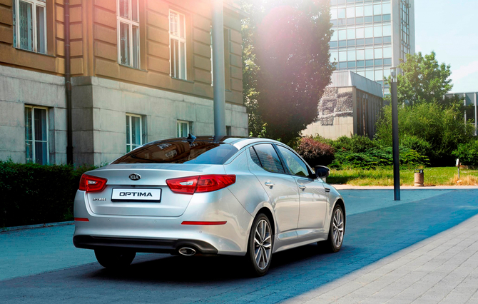The Optima gets new taillights with LEDs, a reshaped trunk and optional rear diffuser The Optima gets new taillights with LEDs, a reshaped trunk and optional rear diffuser