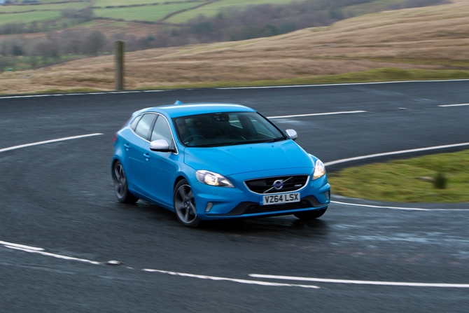 Volvo V40 D4 VED R-Design Momemtum Geartronic Volvo V40 D4 VED R-Design Momemtum Geartronic