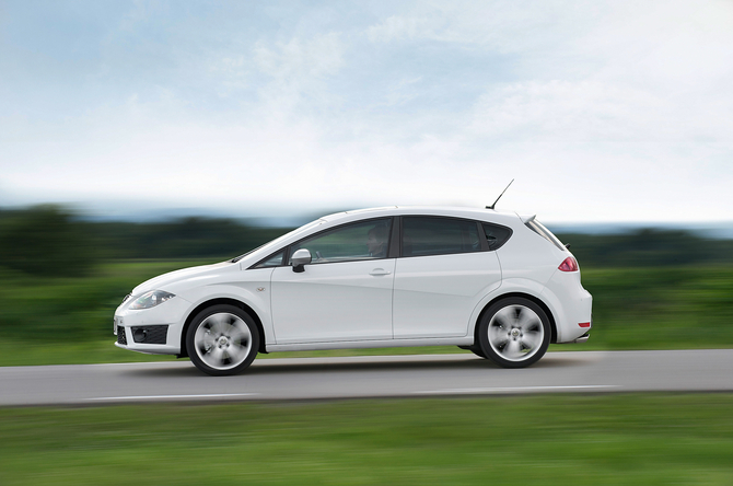 Seat Adds Spicy Leon FR+ with Bigger Engine to Leon Line-up, Cupra R Upgraded Seat Adds Spicy Leon FR+ with Bigger Engine to Leon Line-up, Cupra R Upgraded