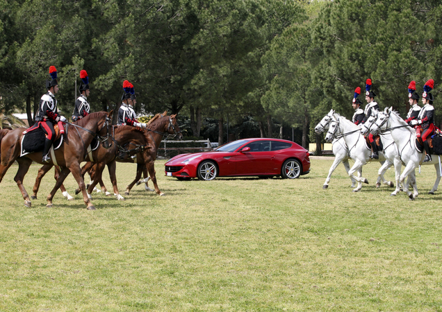 O 4º Regimento Montado Carabinieri ao lado dos Ferraris O 4º Regimento Montado Carabinieri ao lado dos Ferraris