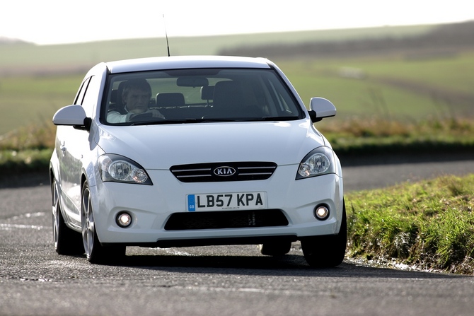 Kia cee'd S coupe 1.6 CRDi 90cv EX (09) Kia cee'd S coupe 1.6 CRDi 90cv EX (09)