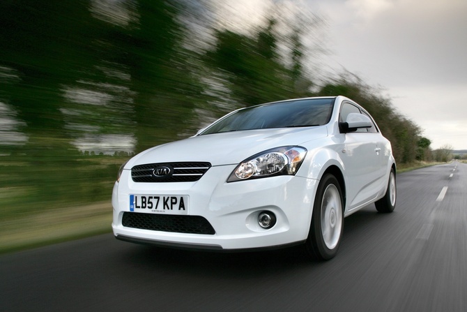 Kia cee'd S coupe 2.0 CRDi 140cv TX (09) Kia cee'd S coupe 2.0 CRDi 140cv TX (09)