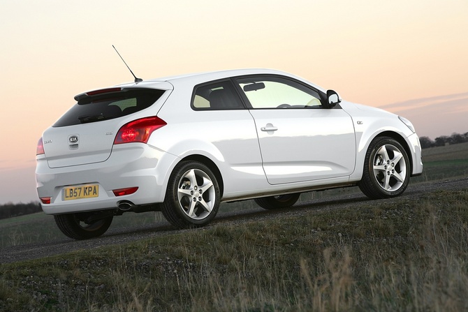 Kia cee'd S coupe 1.6 CRDi 90cv EX (09) Kia cee'd S coupe 1.6 CRDi 90cv EX (09)