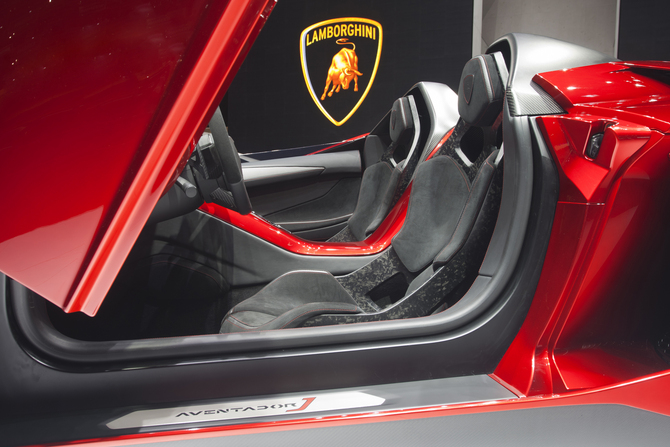 A base dos bancos é feita com Forged Composite da Lamborghini, com o tecido Carbon Skin a ser unido e cosido sobre ele A base dos bancos é feita com Forged Composite da Lamborghini, com o tecido Carbon Skin a ser unido e cosido sobre ele