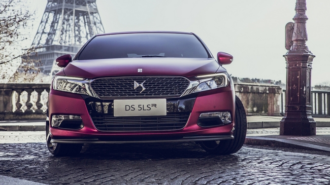 O DS 5LS R está equipado com um motor turbo de 1.6 litros com 300 cv e 400 Nm de binário O DS 5LS R está equipado com um motor turbo de 1.6 litros com 300 cv e 400 Nm de binário