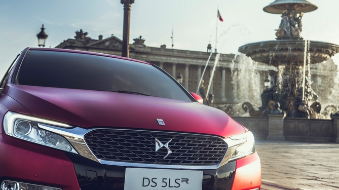 O DS 5LS R utiliza a já famosa tinta vermelha carmim anodizado com um acabamento fosco e metálico O DS 5LS R utiliza a já famosa tinta vermelha carmim anodizado com um acabamento fosco e metálico