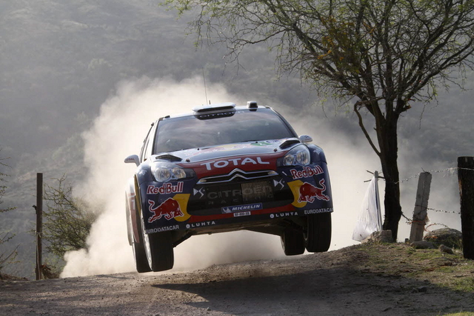Mais uma vez impressionante a contínua performance de Sebastien Loeb no WRC Mais uma vez impressionante a contínua performance de Sebastien Loeb no WRC