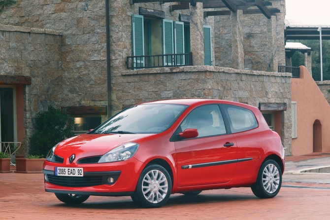 O Clio III recebeu o prémio de Carro do Ano em 2006 e tornou o Clio no único modelo a receber este prémio em duas ocasiões O Clio III recebeu o prémio de Carro do Ano em 2006 e tornou o Clio no único modelo a receber este prémio em duas ocasiões