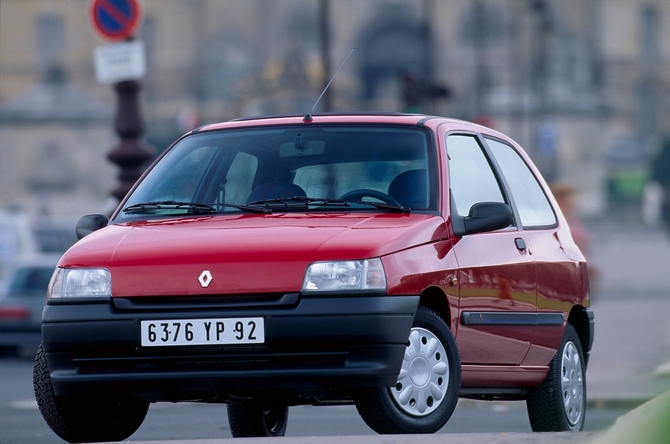 O Clio original foi lançado em Portugal em setembro de 1990 e foi eleito em 1991 Carro do ano O Clio original foi lançado em Portugal em setembro de 1990 e foi eleito em 1991 Carro do ano