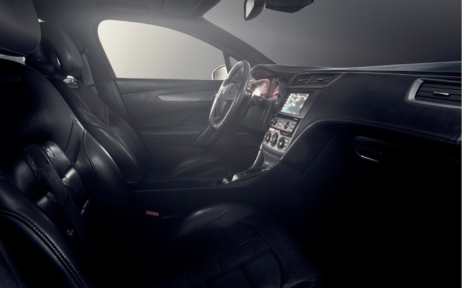 No interior, o novo protótipo recebe um revestimento em pele e Alcantara com um novo estofamento No interior, o novo protótipo recebe um revestimento em pele e Alcantara com um novo estofamento