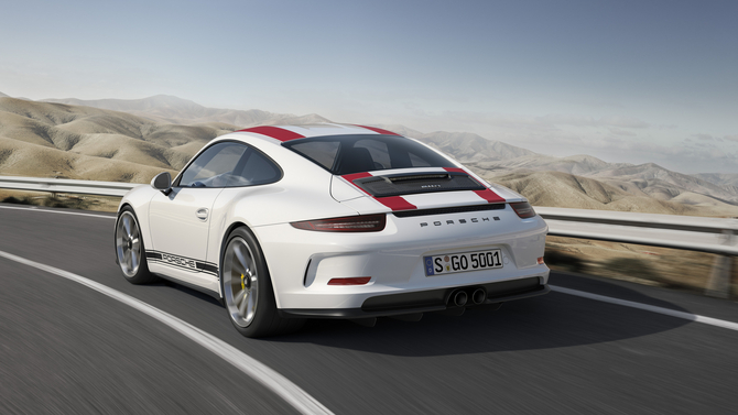 the 911 R has a front and a rear identical to the 911 GT3, however, the technological part comes from the 911 GT3 RS the 911 R has a front and a rear identical to the 911 GT3, however, the technological part comes from the 911 GT3 RS