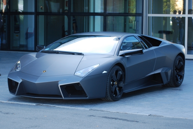 The Reventon had a completely carbon fiber body but underneath was a Murcielago The Reventon had a completely carbon fiber body but underneath was a Murcielago