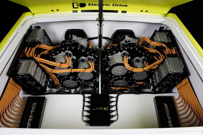 Os motores e as baterias têm refrigeração líquida para manterem o funcionamento no topo da performance Os motores e as baterias têm refrigeração líquida para manterem o funcionamento no topo da performance