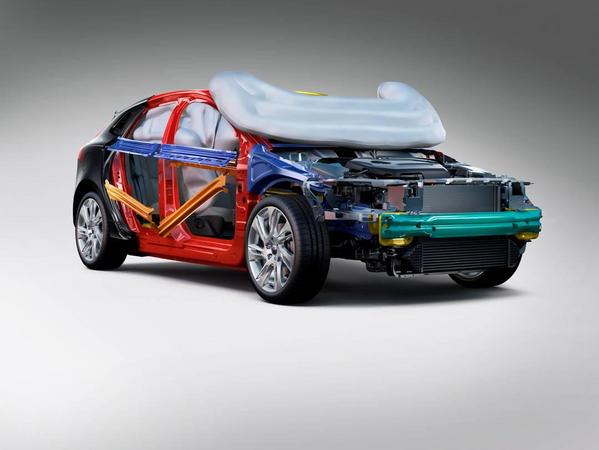 Pendant la séquence de gonflage, l'airbag soulève de 10 centimètres le capot qui se maintient dans cette position. Pendant la séquence de gonflage, l'airbag soulève de 10 centimètres le capot qui se maintient dans cette position.