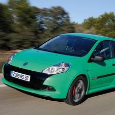 The most recent Clio RS uses a 2.0 liter engine with 197hp The most recent Clio RS uses a 2.0 liter engine with 197hp