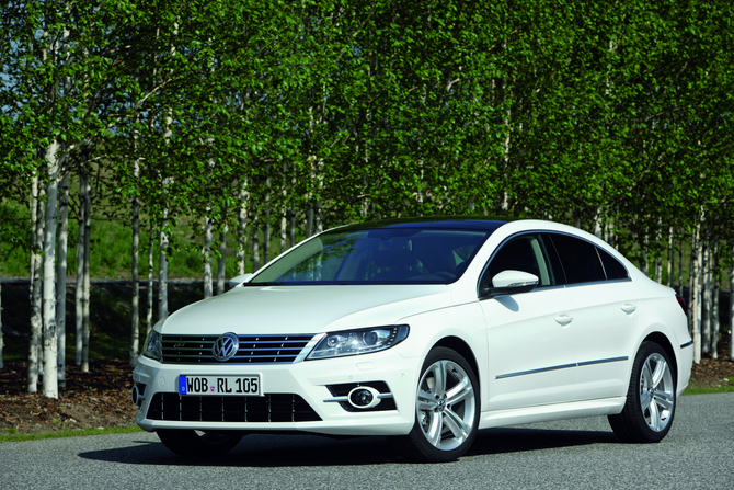 O Passat CC R-Line tem jantes exclusivas, um pára-choques mais agressivo e luzes traseiras fumadas O Passat CC R-Line tem jantes exclusivas, um pára-choques mais agressivo e luzes traseiras fumadas