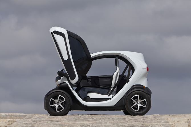 With spartan equipment, resembling more a scooter than a car... With spartan equipment, resembling more a scooter than a car...
