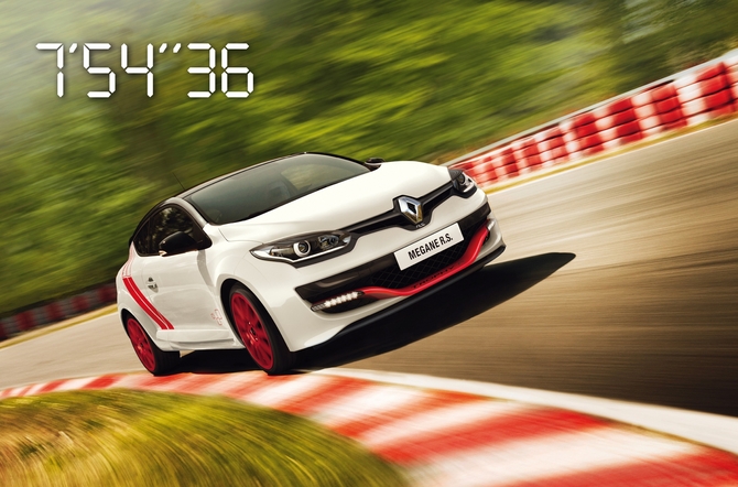 Apesar de utilizar o mesmo motor turbo de 2.0 litros de 275cv do Mégane RenaultSport 275 Trophy, o Trophy-R é quase 100 kg mais leve Apesar de utilizar o mesmo motor turbo de 2.0 litros de 275cv do Mégane RenaultSport 275 Trophy, o Trophy-R é quase 100 kg mais leve