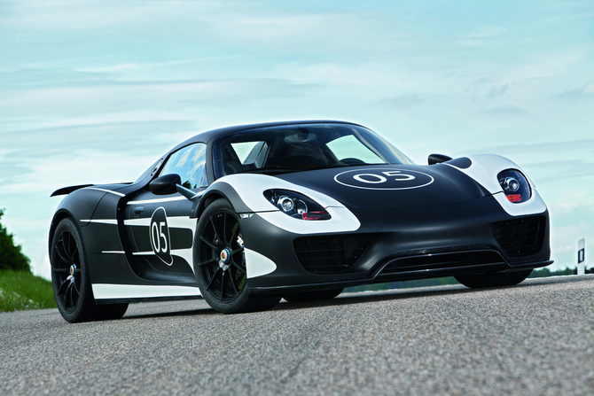 O design Martini foi utilizado em carros como o 936 e o Carrera GT O design Martini foi utilizado em carros como o 936 e o Carrera GT